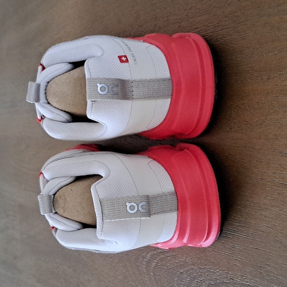 On Cloudswift Kids - Color: Desert / Red - Size: Kids 2 - Picture 5 of 9